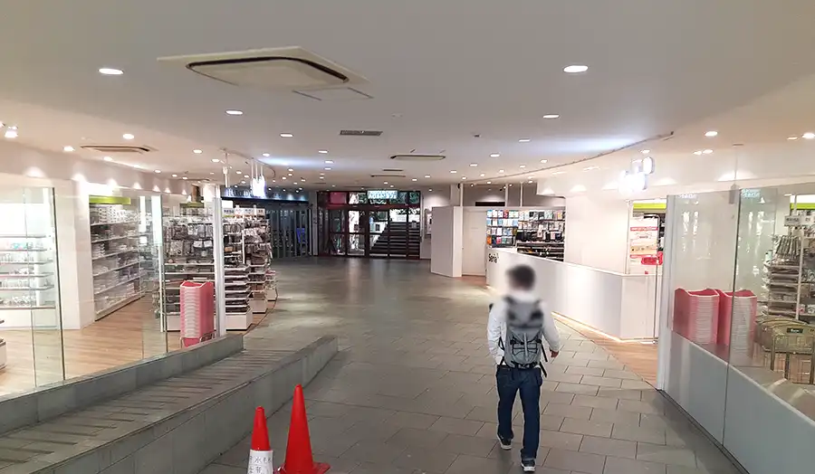 セリア梅田館内通路