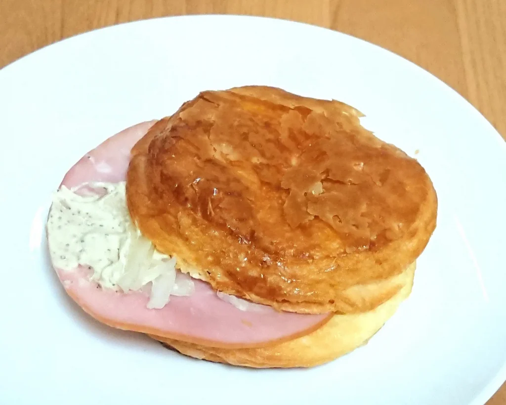 志津屋「デニッシュペッパーカルネ」