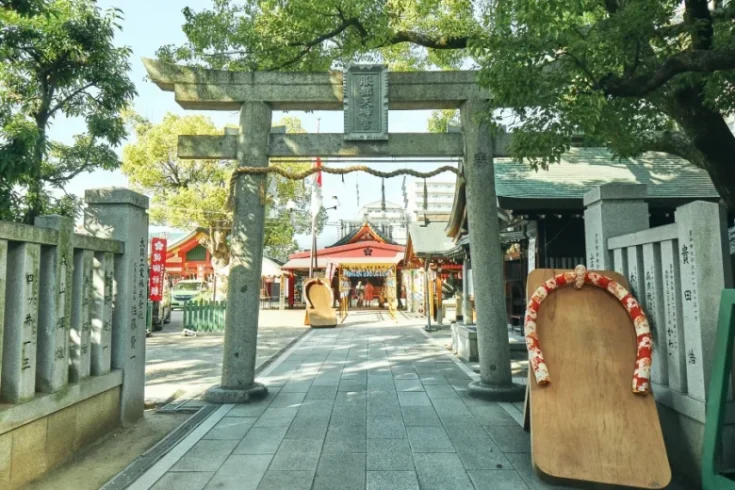 「服部天神宮」は足の神様を祀る神社。歴史やご利益、授与品、祭事まで詳しく紹介