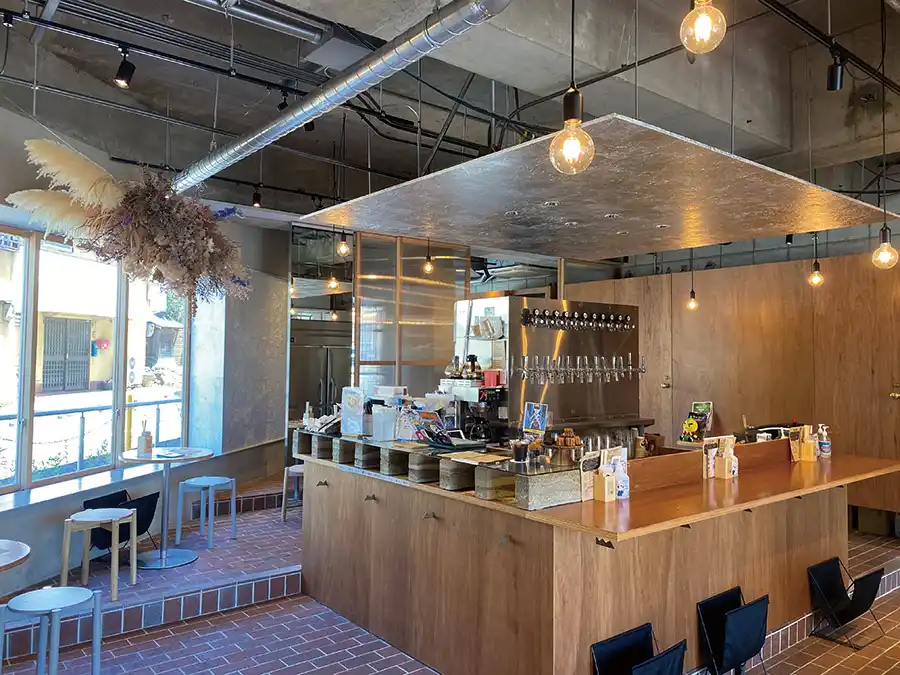 山ノ麓TAPROOMの内観