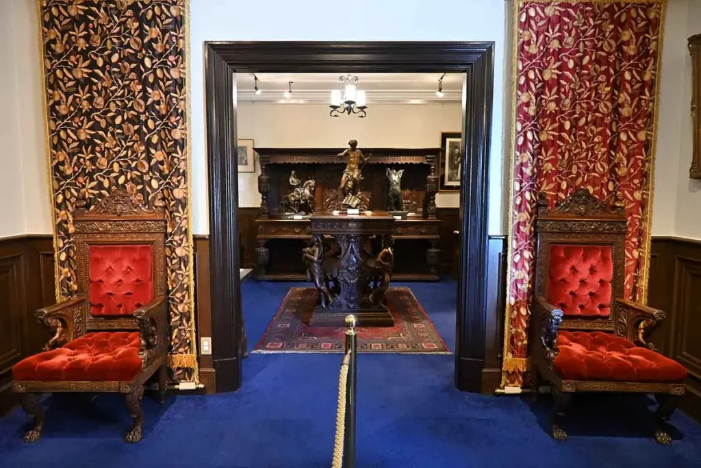 サターンの椅子