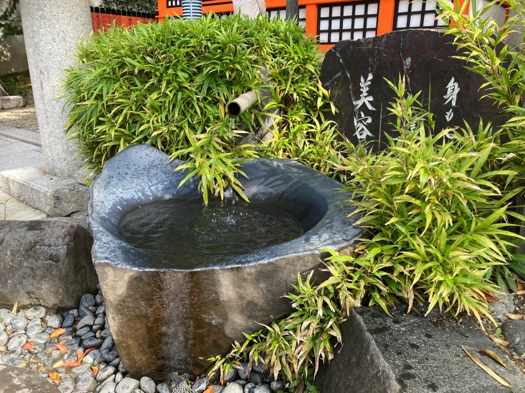 八坂神社　美容水
