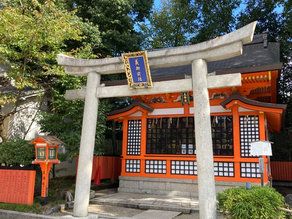 八坂神社　美御前社