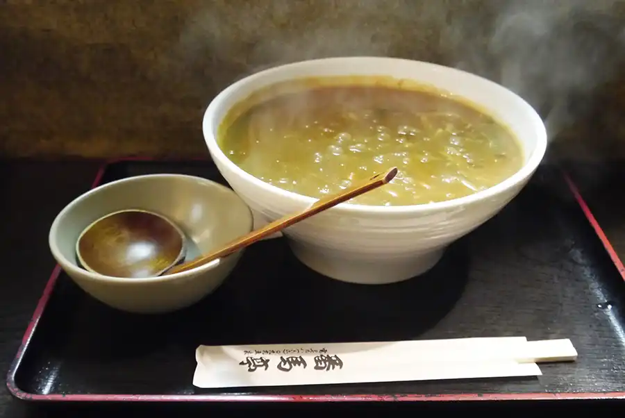 スパイスの利いた出汁が魅力のカレーうどん・そば