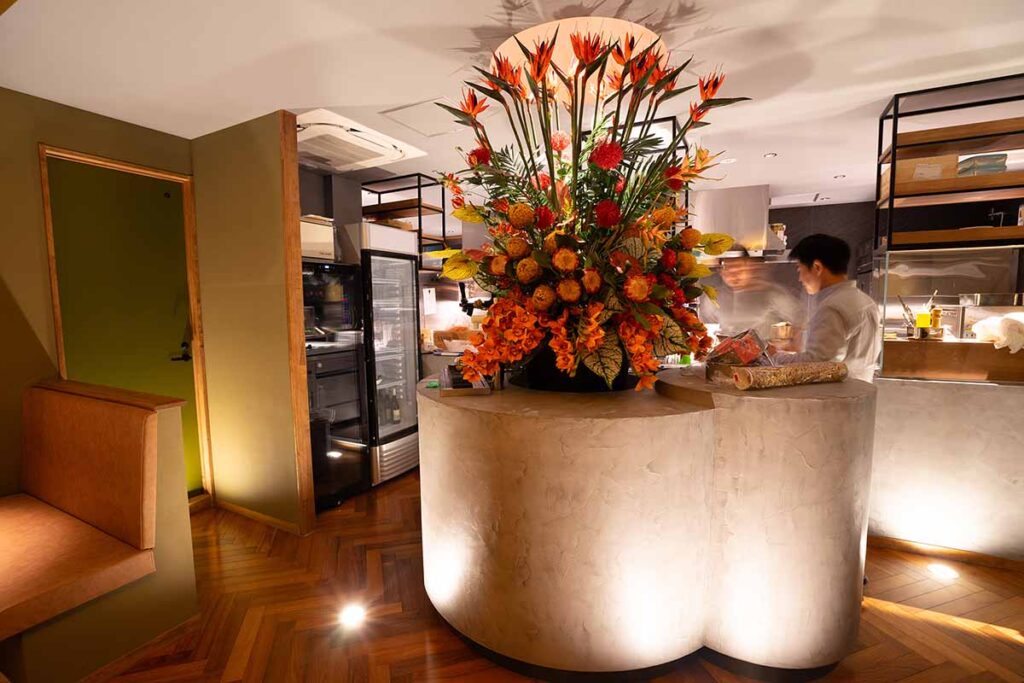 ゴージャスなフラワーモニュメントが出迎えるエルシエロのエントランス