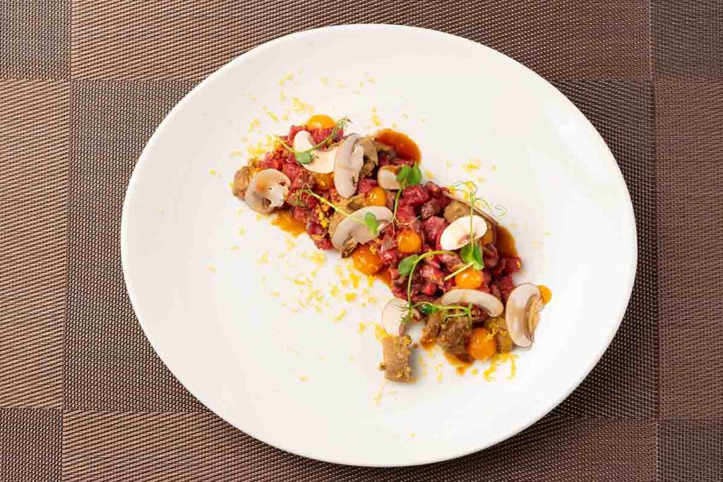 エルシエロの黒毛和牛内もものタルタルとポルチーニ茸、牛骨と卵黄のソース