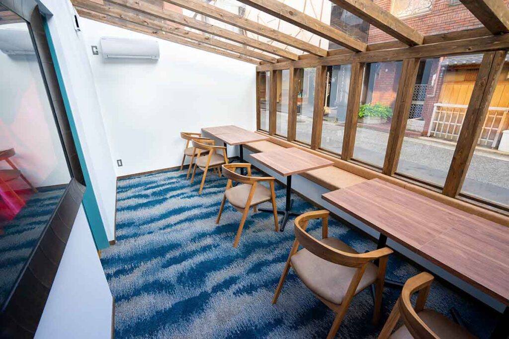 エルシエロのテラス席。ゆったりと食事を楽しめる。