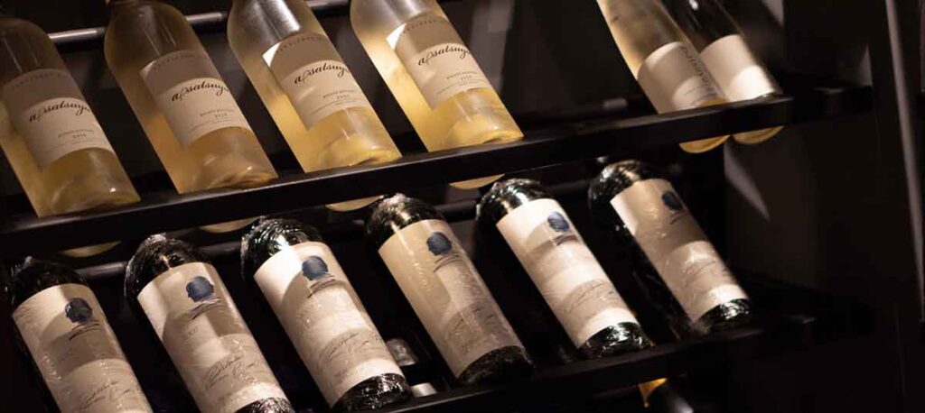 エルシエロにはソムリエが常駐。とっておきのワインを