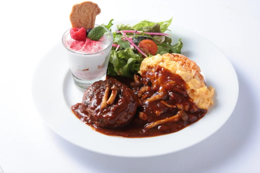 カフェㇻポーズのハンバーグオムライス