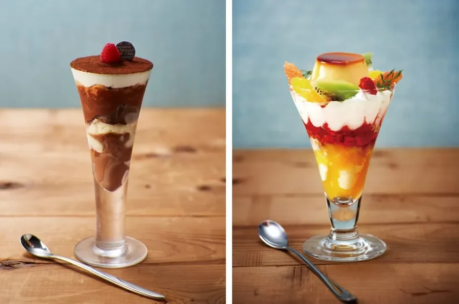 「モロゾフ本店」左「神戸本店限定チョコレートパフェ」、右「カスタードプリンパフェ」