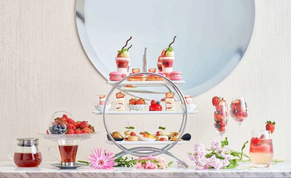 XWESTのいちごアフタヌーンティー