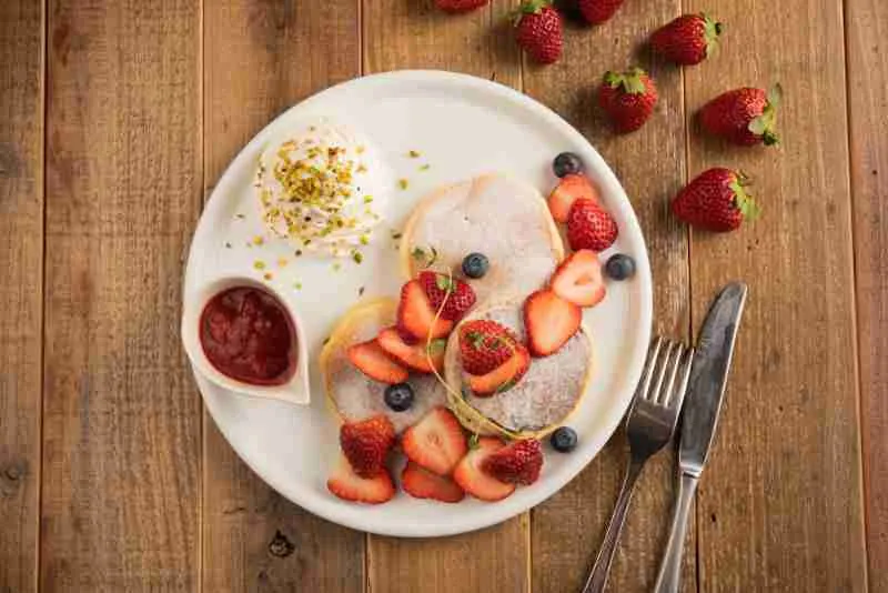 マザームーンカフェ 自家製苺ソースとピスタチオのパンケーキ