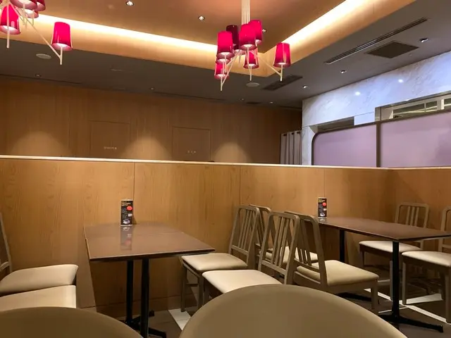 丸福珈琲店ルクアイーレ店内観