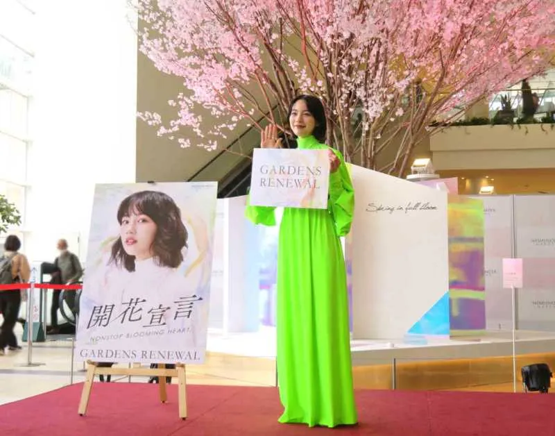 阪急西宮ガーデンズ リニューアル記者発表会で報道陣に手を振るのんさん