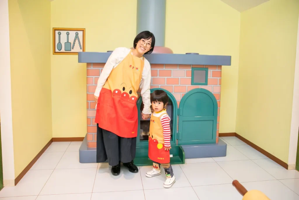 【要クレジット＆提供元記載】神戸アンパンマンミュージアム＆モール　エプロン着用イメージ