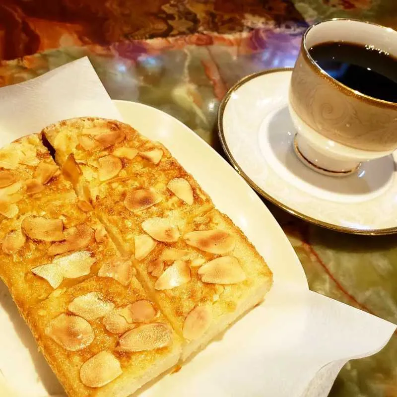 「はまもとコーヒー」のアーモンドトースト