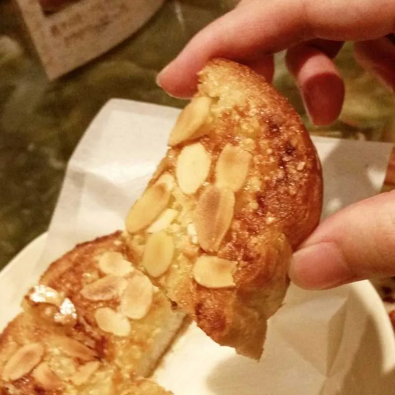 「はまもとコーヒー」のアーモンドトースト