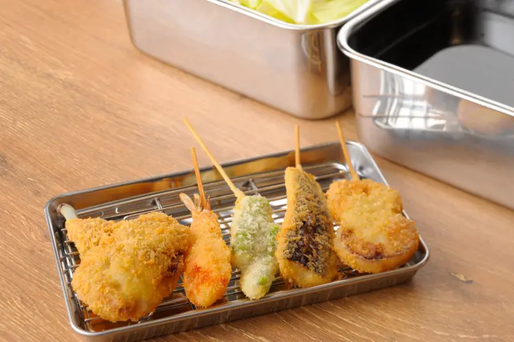 串かつ松葉ルクア大阪店の串カツとキャベツ