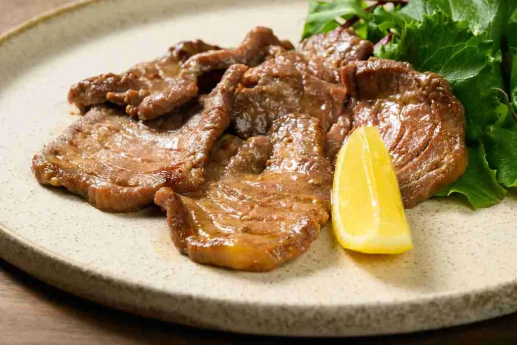 MUGEN Brewingで提供される「牛タンステーキ」