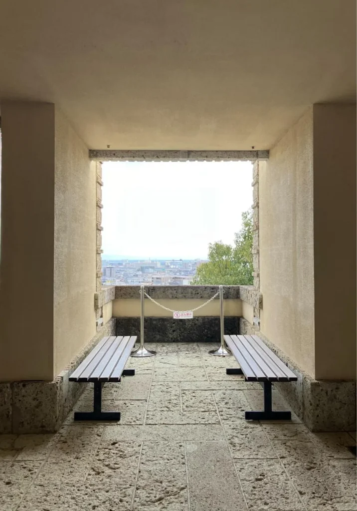 ヨドコウ迎賓館 車寄せ(市街側)