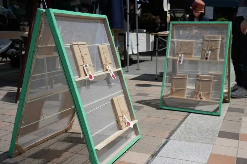 いたみサン・ジョルディの日　ブラインドブックスの並ぶ様子