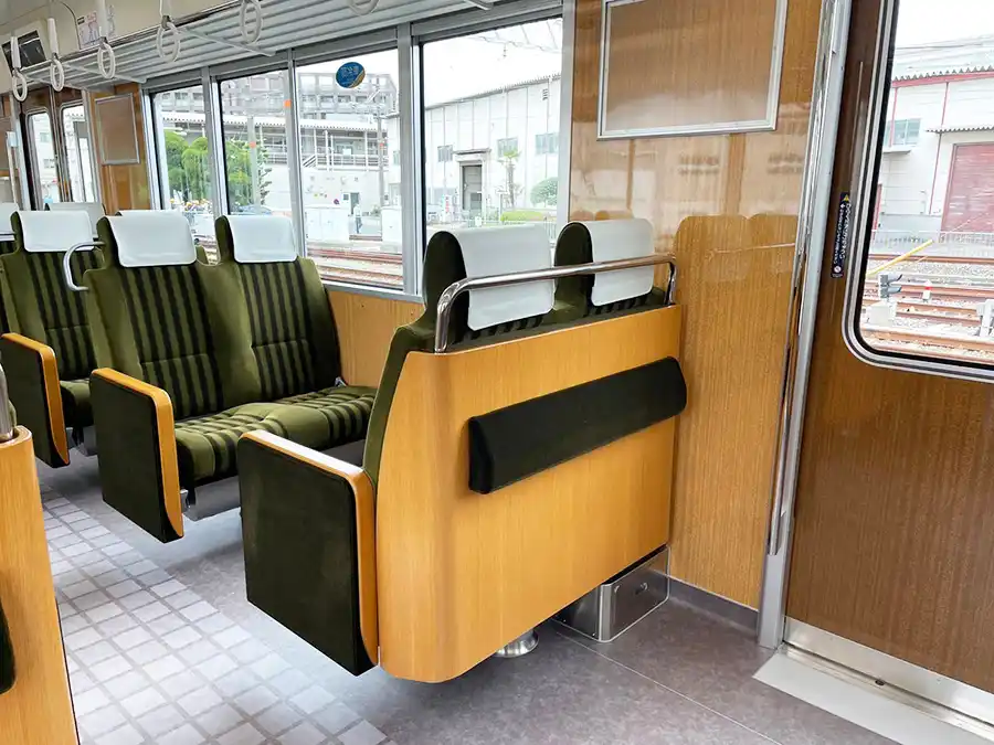 阪急2300系の車両内