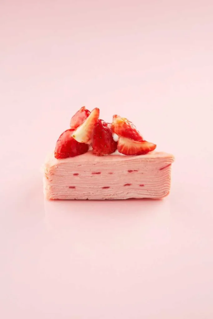 「カサネオ 」真っ赤な完熟いちごのミルクレープ