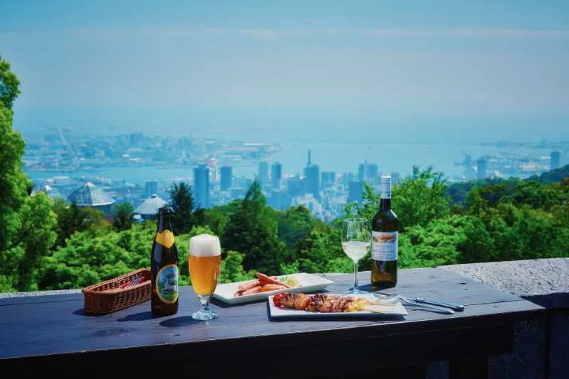 神戸の街並みを前に、スタンディングスタイルで