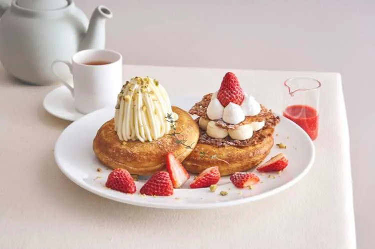 ビブリオテーク梅田の「“朝摘み完熟紅ほっぺ”いちごの2種パンケーキ　いちごソース-生バターミルフィーユとレアチーズモンブラン-」