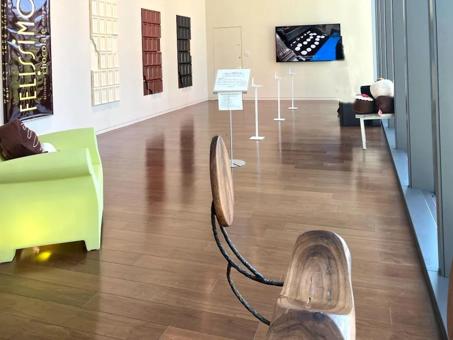 フェリシモチョコレートミュージアム　「imagination picnic」フロアのもライブラリーと記念撮影スペースの全体像