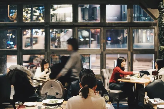 ファクトリーカフェのおしゃれな店内