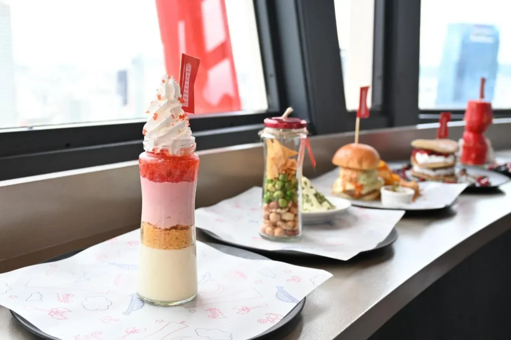 神戸ポートタワー　展望３階にある回転カフェ＆バー「Ready go round（レディーゴーラウンド）」