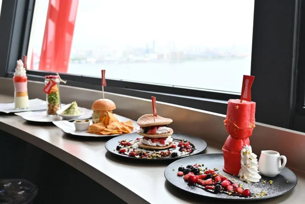 神戸ポートタワー　展望３階にある回転カフェ＆バー「Ready go round（レディーゴーラウンド）」