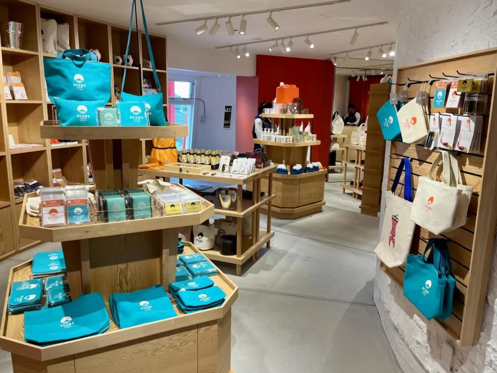 神戸ポートタワー　「低層２階」には、セレクトショップの「ビームスジャパン神戸」