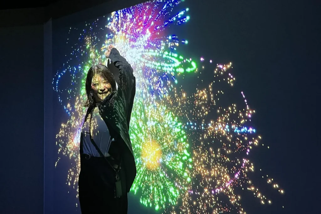 神戸ポートタワー　「展望４階」にオープンした光のミュージアム「Brilliance Museum（ブリリアンスミュージアム）」