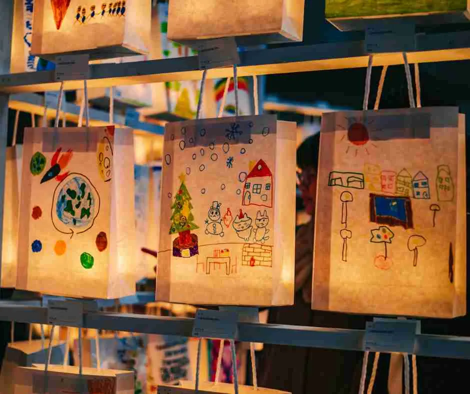 西梅田発祥のペーパーバッグ型手作りオリジナル行燈の様子