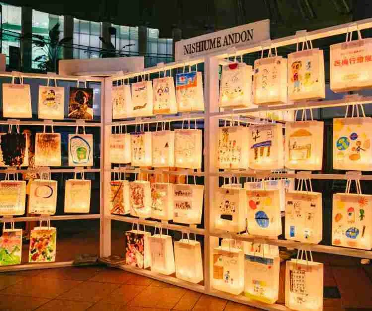 西梅行燈の展示風景