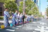 梅田ゆかた祭2024打ち水