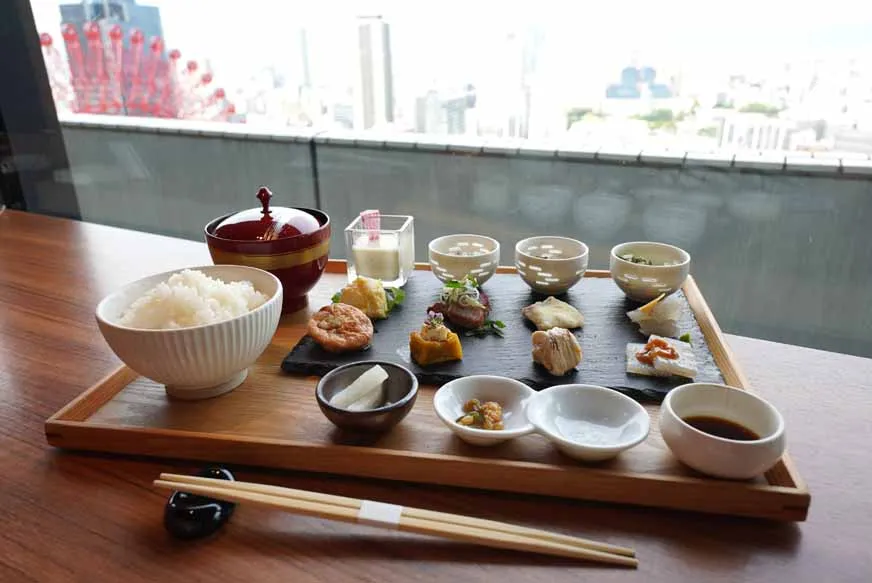 梅田の和食ランチなら「梅田ちょうつがひ」が人気。メニュー、座席、ドレスコードまでご紹介。