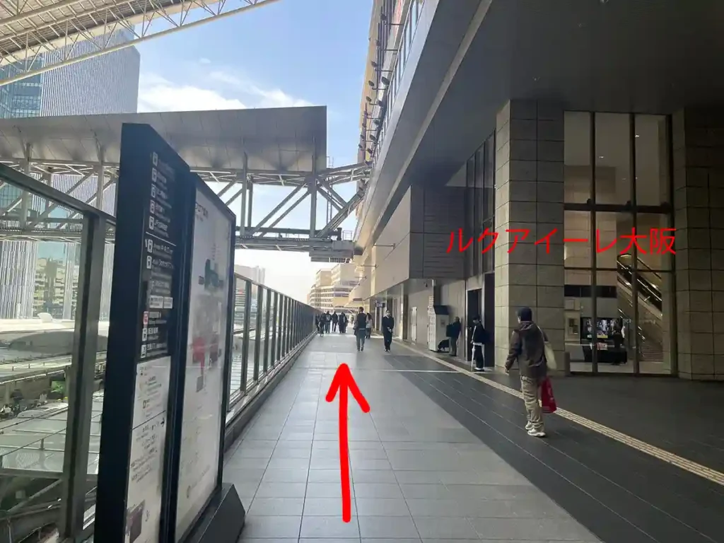 ルクアイーレ大阪横の通路