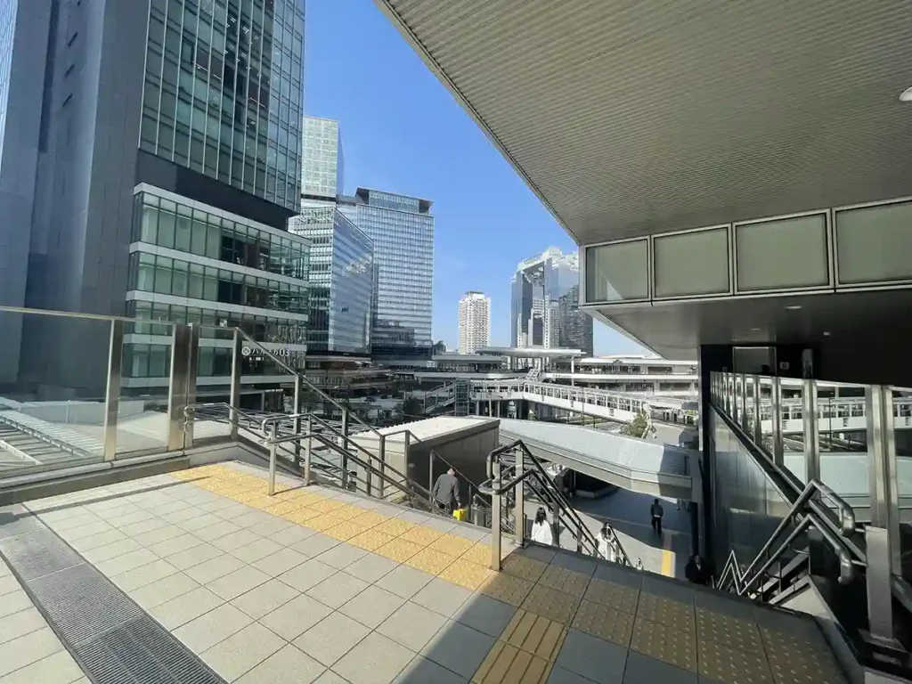 ルクアイーレ大阪3階の階段