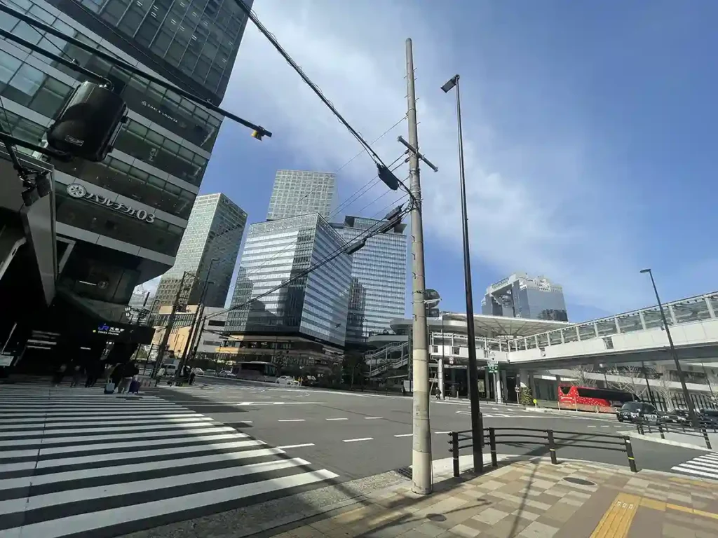 JR大阪駅桜橋口からグラングリーン大阪前の交差点
