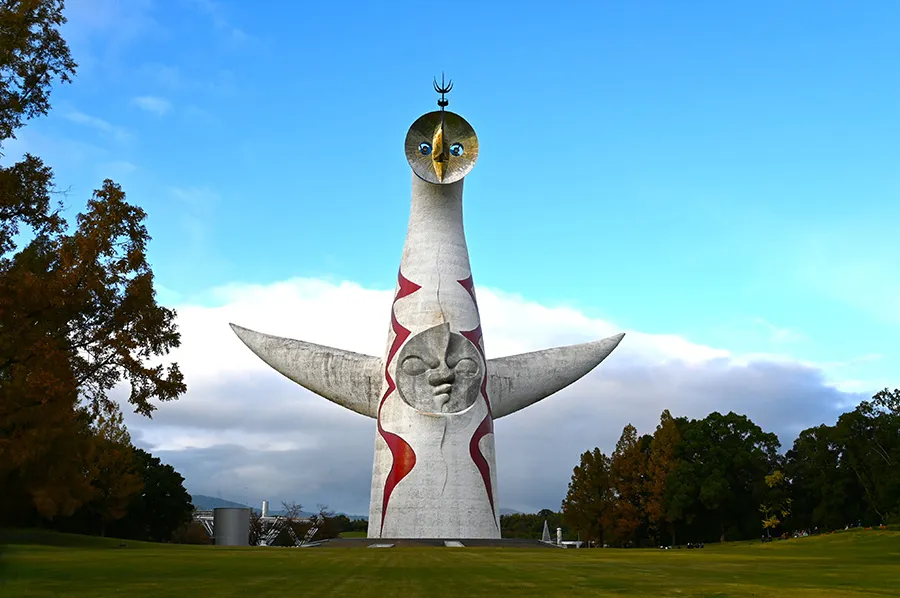 太陽の塔を正面から望む