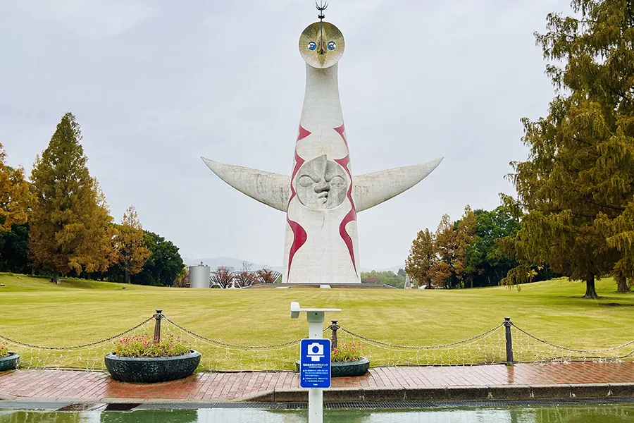 太陽の塔前のカメラスタンド