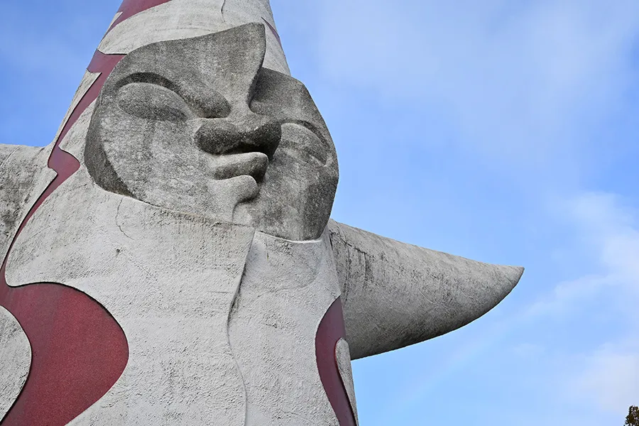 太陽の塔を左下から見た様子