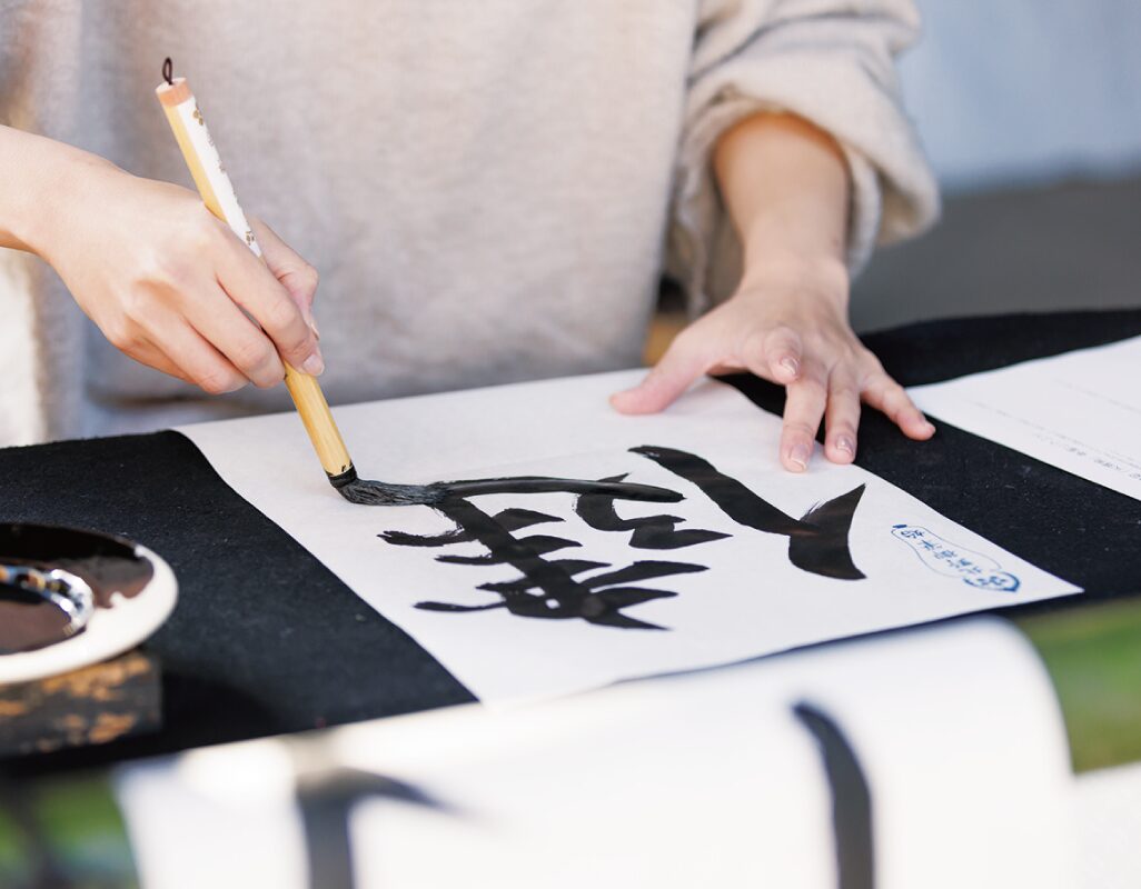 神前での書初めで、書の上達を願う。北野天満宮で「筆始祭」と「天満書」を斎行