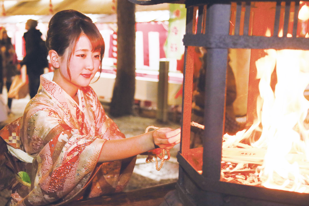 京都・八坂神社で「をけら詣り」が12月31日（水）開催。浄火を灯して無病息災を祈る