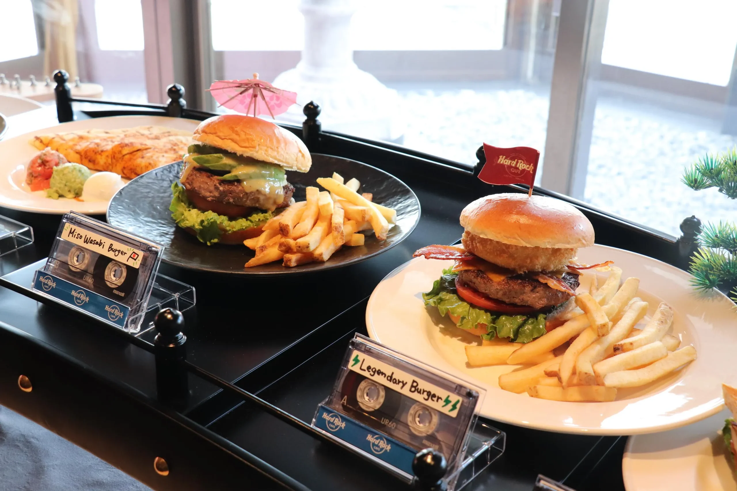 12月13日、待望の「ハードロックカフェ 京都」がついにオープン。同ビル内にはロックショップも！