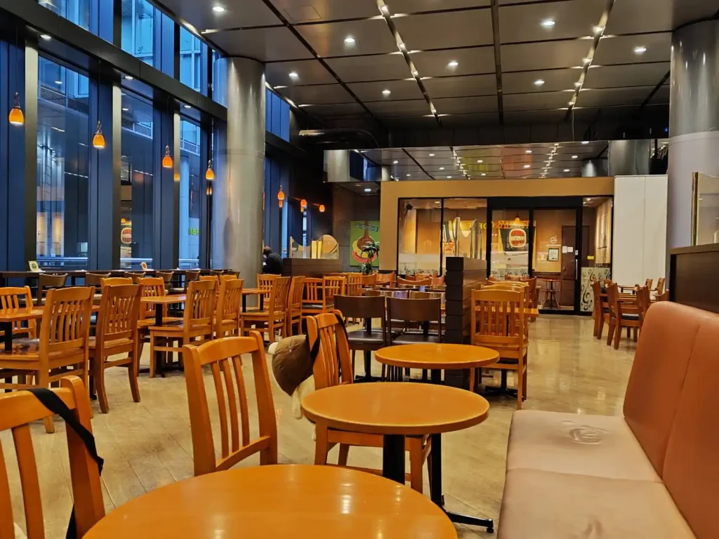 タリーズコーヒー梅田茶屋町MBS店の内観