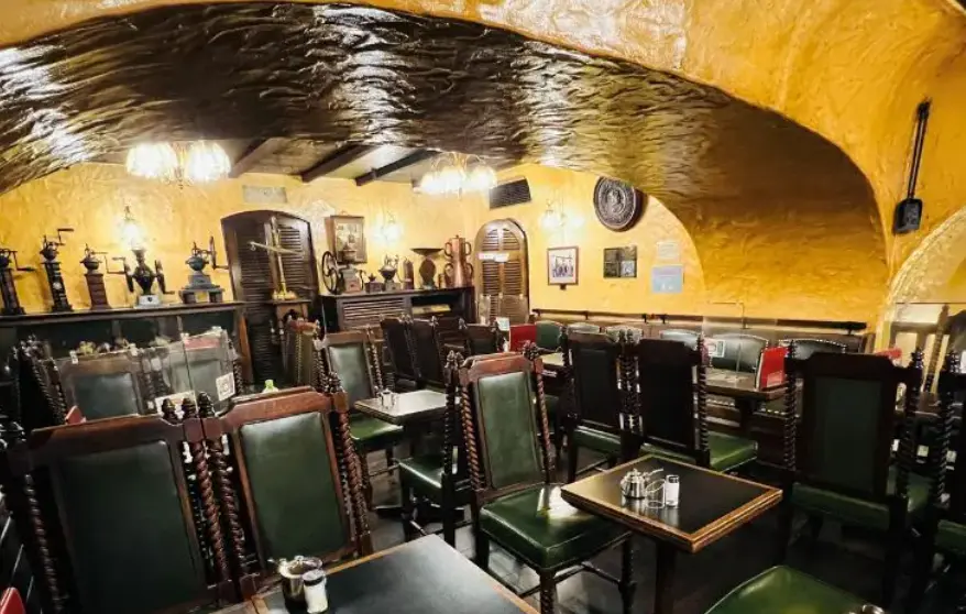 梅田珈琲館YCの内観